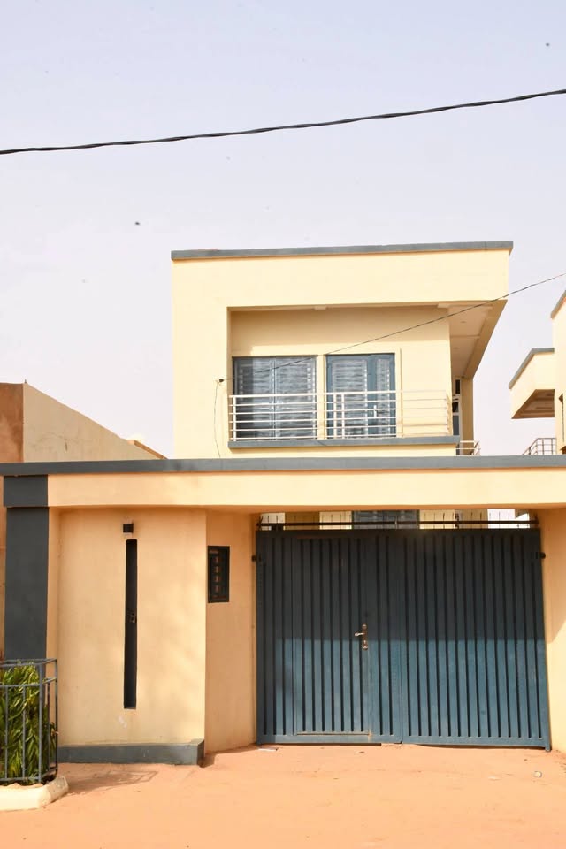 APPARTEMENT MEUBLÉ À LOUER